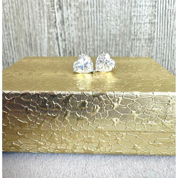 None and/or Unknown Jewelry - 10ct. Heart Shaped Moissanite in PLATINUM filled 925 Silver